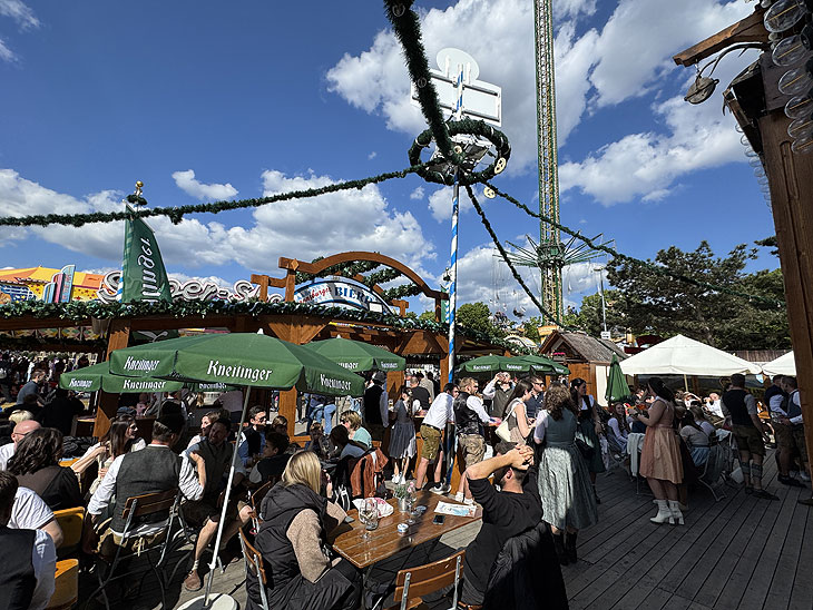 Regensburger Bierdorf auf der Maidult Regensburg, zur Maidult 2025 mit Bieren von Kneitinger (©Foto: Martin Schmitz)